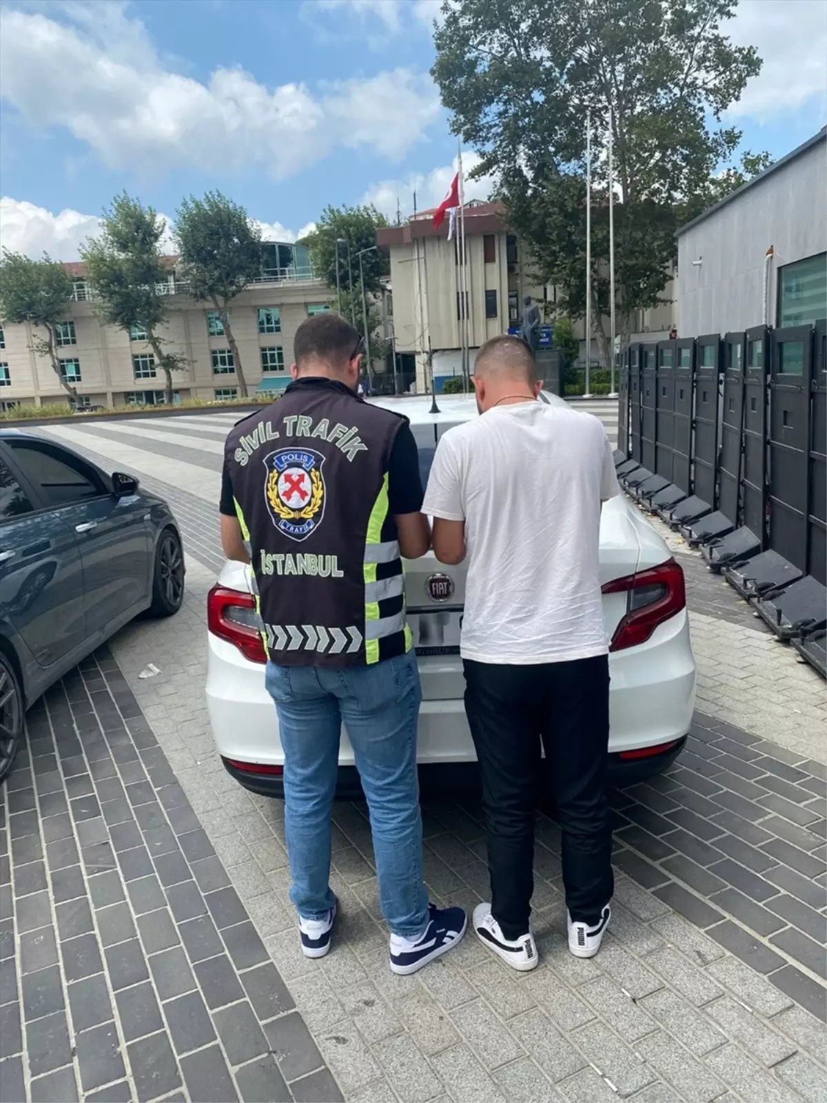 Beykoz'da Tünelde Konvoy Yaparak Trafik Güvenliğini Tehlikeye Düşüren Sürücülere Ceza