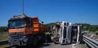 Beykoz'da Katı Atık Yüklü Kamyon Devrildi: Sürücü Yaralandı