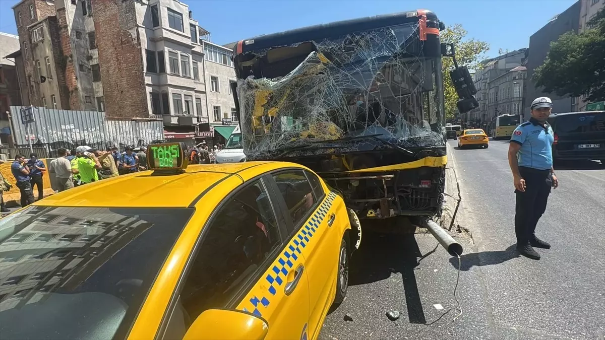 Beyoğlu'nda Zincirleme Trafik Kazası: Çok Sayıda Yaralı
