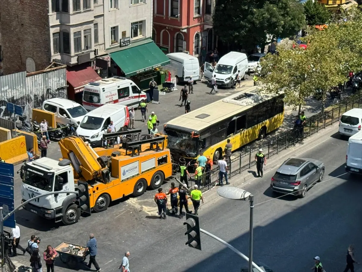 Beyoğlu'nda Zincirleme Trafik Kazası: 5 Yaralı