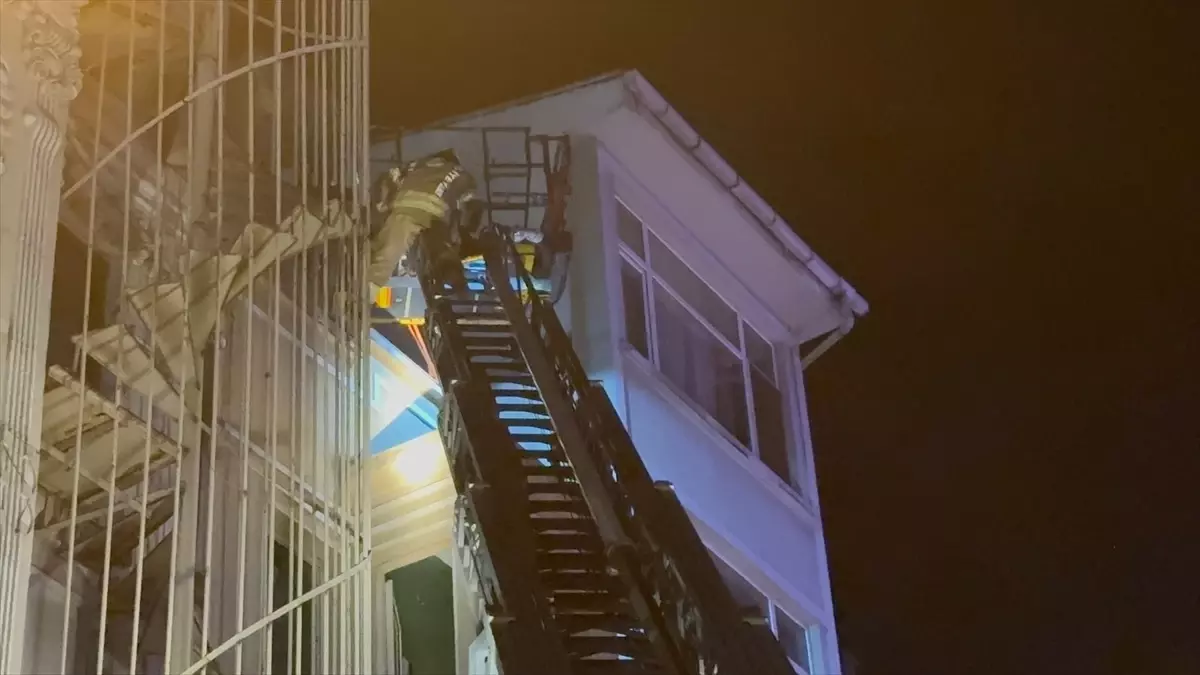 Beyoğlu'nda eğlence mekanının çatısında çıkan yangın söndürüldü