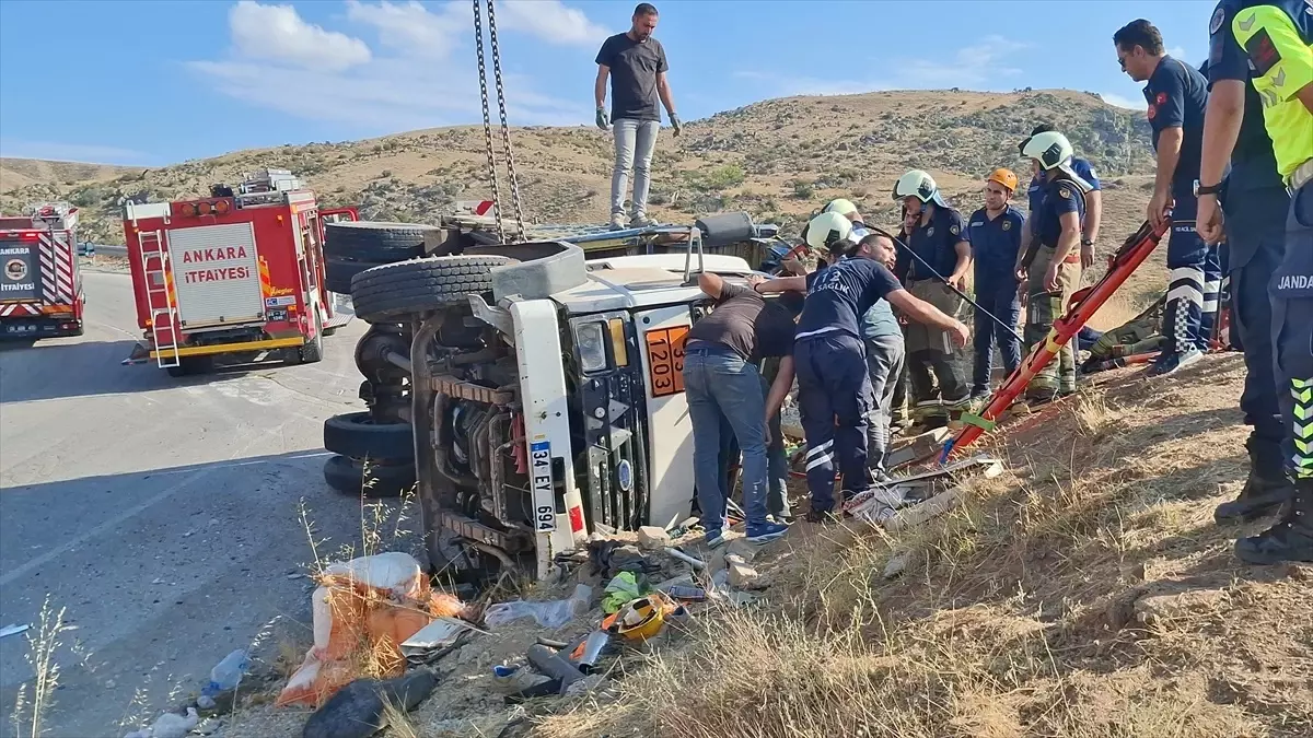 Beypazarı'nda Kamyon Devriği: 1 Yaralı