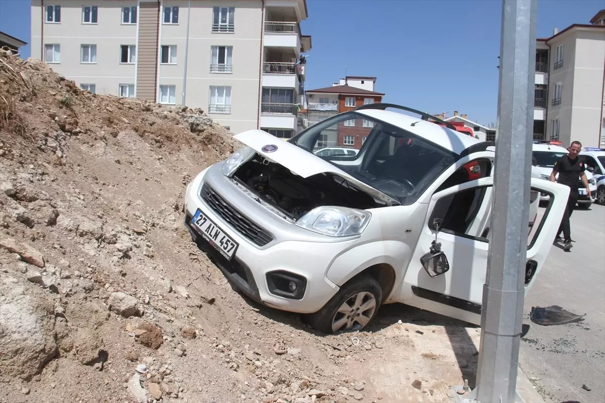 Konya'da Hafif Ticari Araç Kaza Yaptı: 2 Yaralı