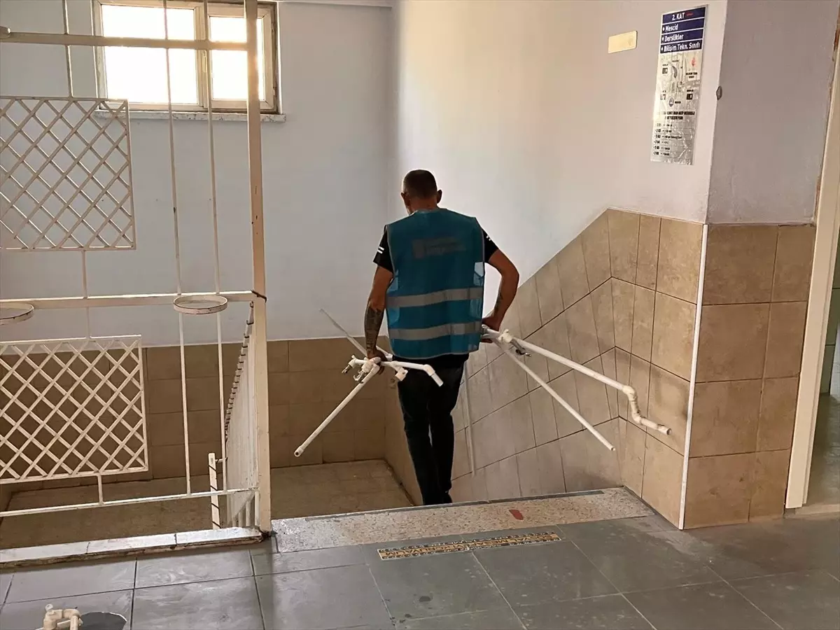 Bilecik'te Denetimli Serbestlik Yükümlüleri Okul Temizlik Çalışmalarına Katıldı