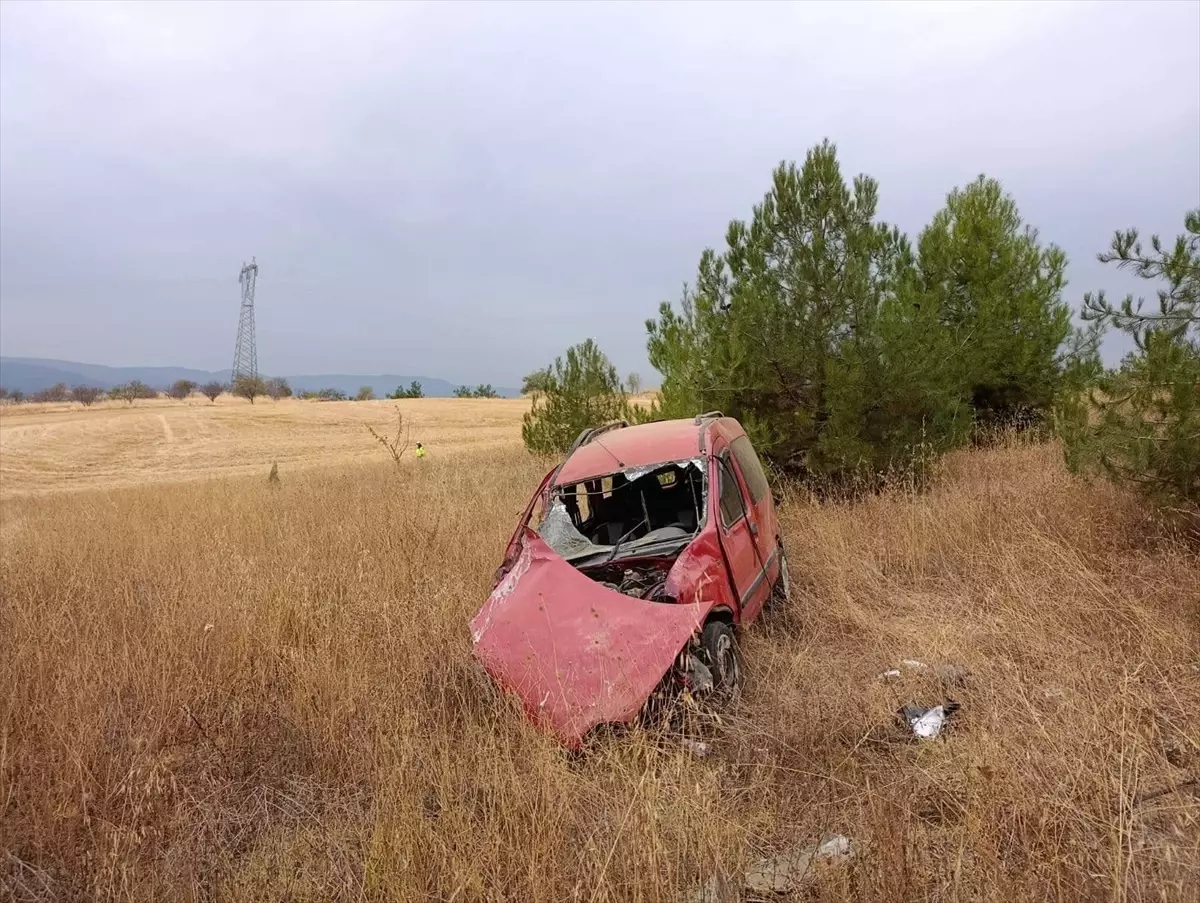Bilecik'te hafif ticari araç tarlaya devrildi, sürücü yaralandı