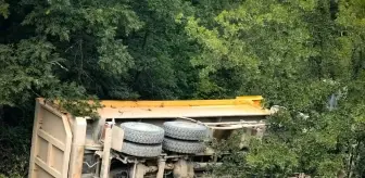 Bilecik'te Hafriyat Kamyonu Devrildi, 1 Yaralı