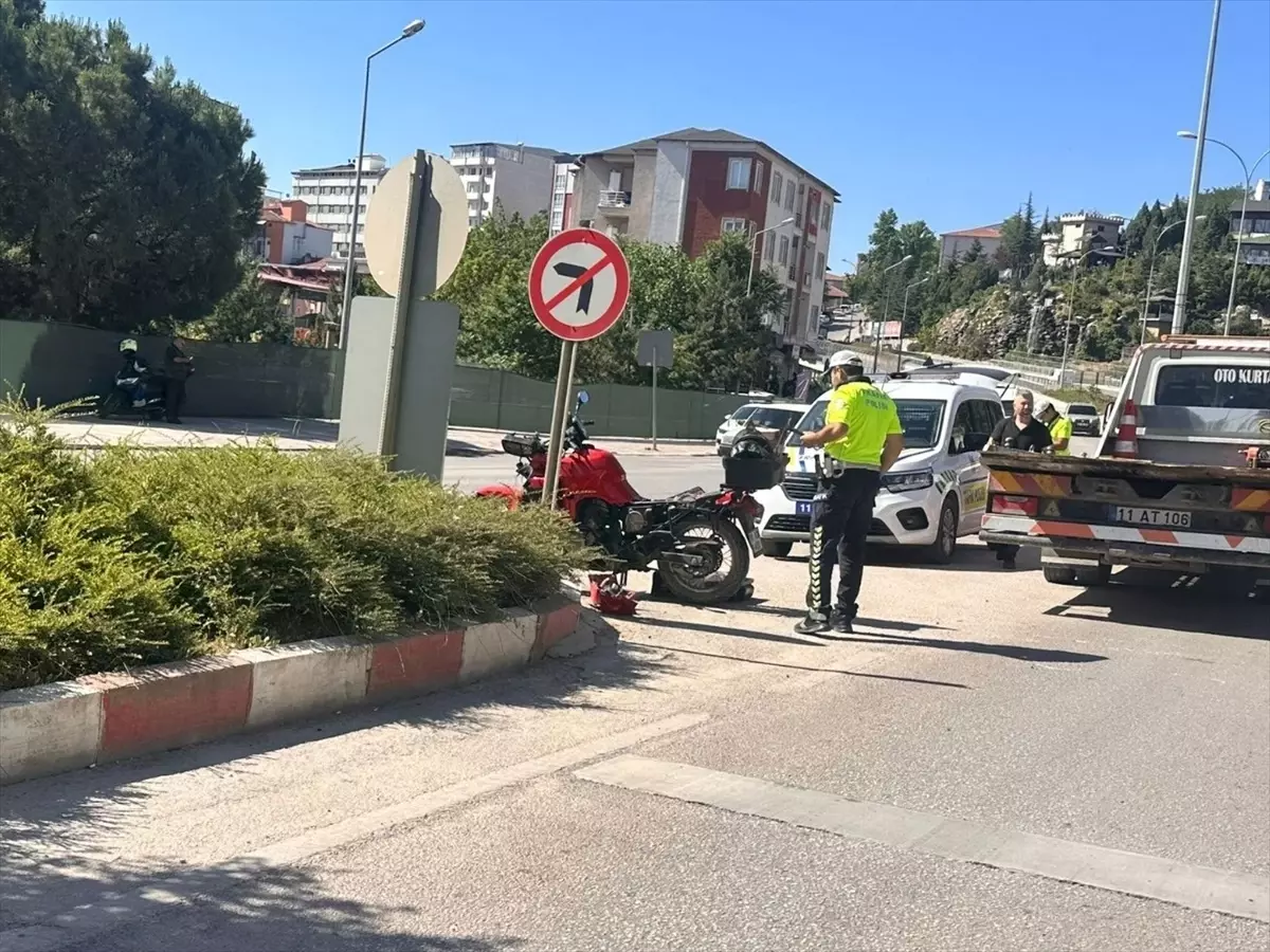 Bilecik'te Motosiklet Devrildi: Sürücü Yaralandı