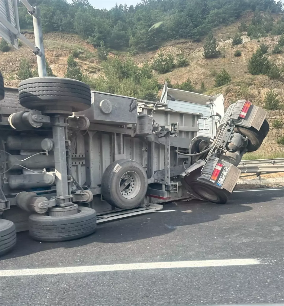 Bilecik'te Tır Devrildi, Ulaşımda Aksamalar Yaşandı