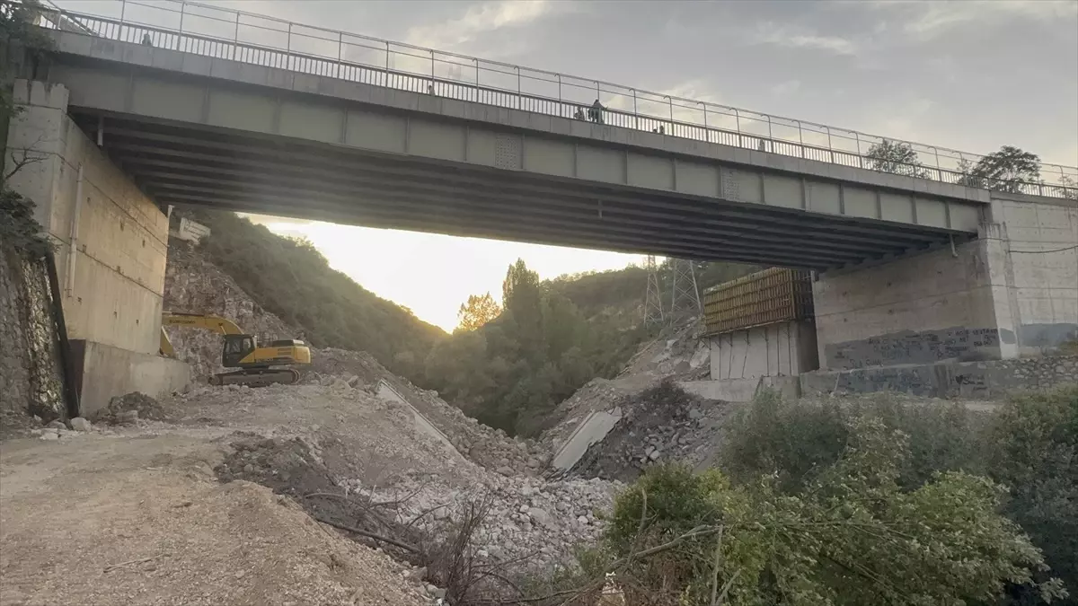 Bilecik'te Hamsu Köprüsü Geçici Olarak Trafiğe Kapatıldı