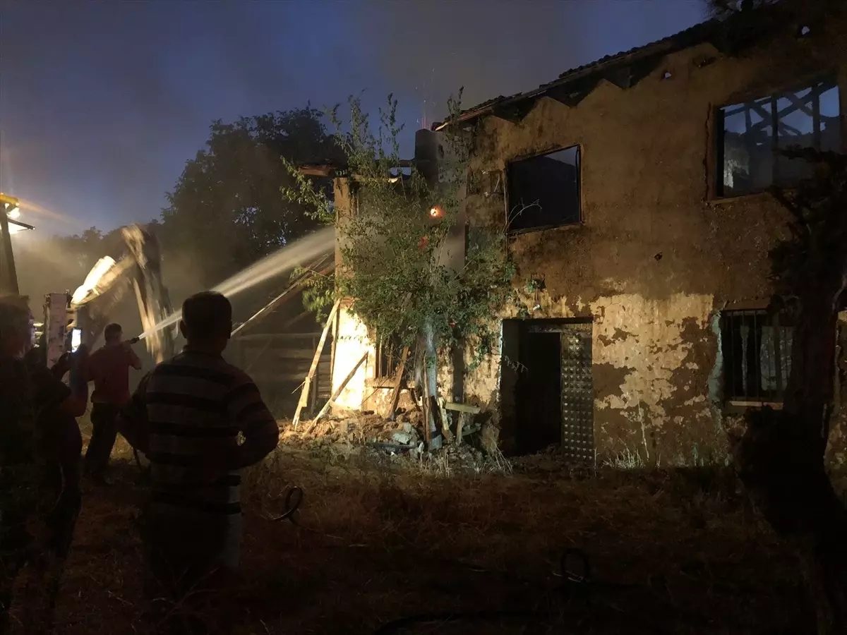 Metruk Binada Yangın: Kullanılmaz Hale Geldi
