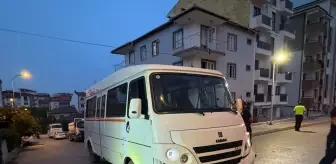 Bilecik'te Minibüs ve Otomobil Çarpıştı: Kaldırımdaki Yaya Yaralandı