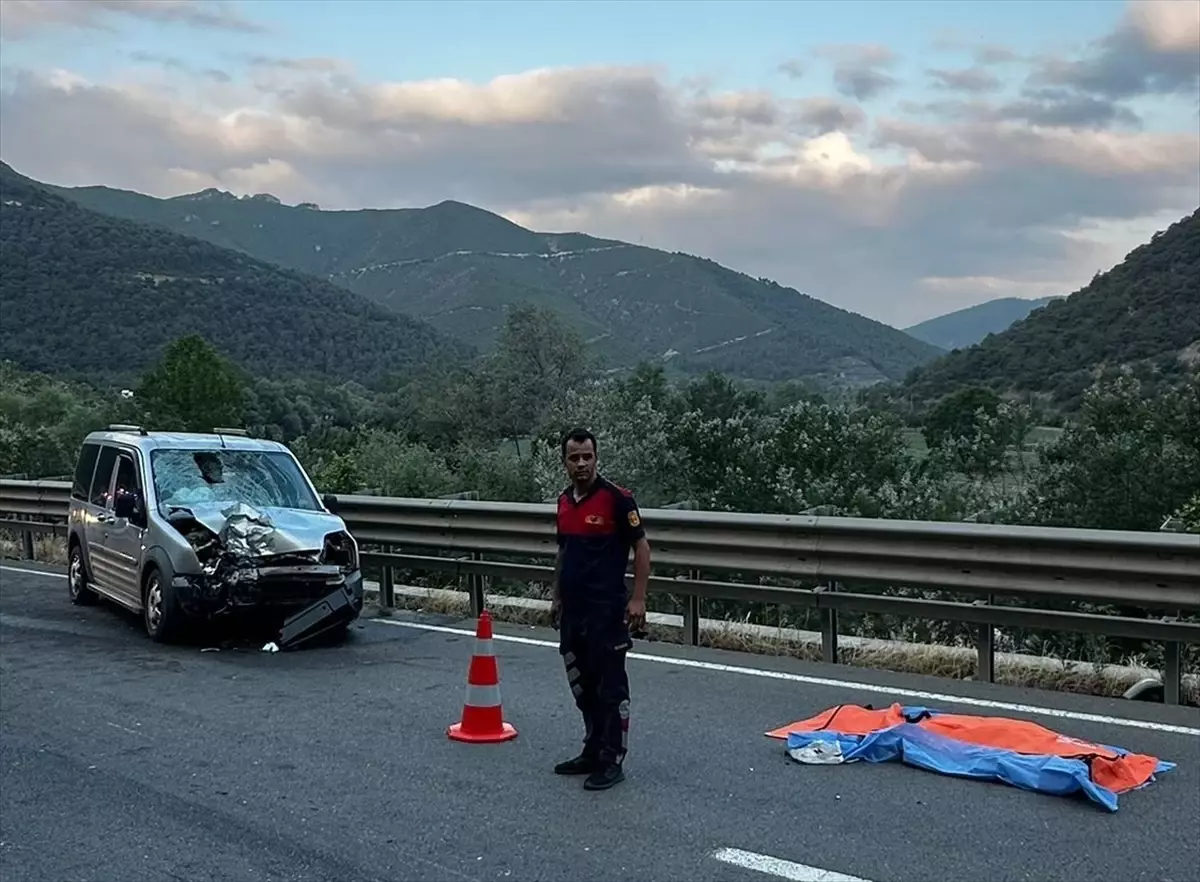 Bilecik'te Motosiklet ve Hafif Ticari Araç Çarpıştı: 1 Ölü, 5 Yaralı