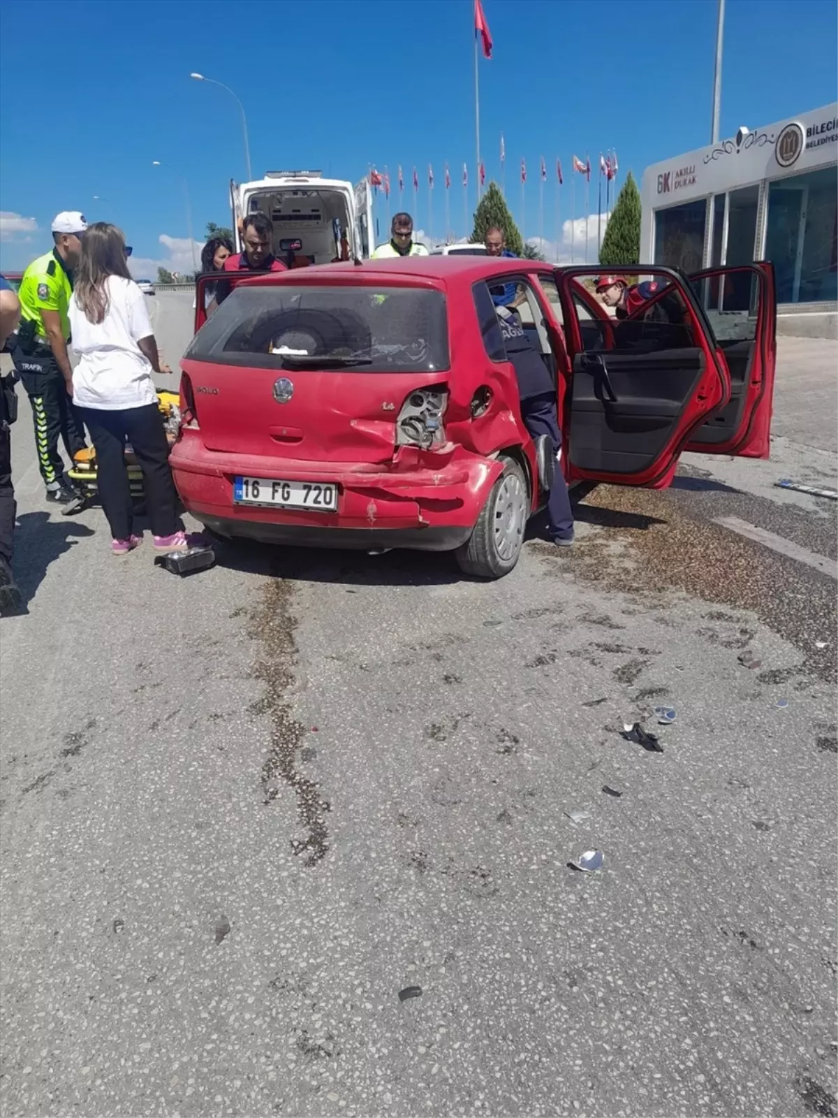 Bilecik'te Refüje Çarpan Otomobilde Yolcu Yaralandı