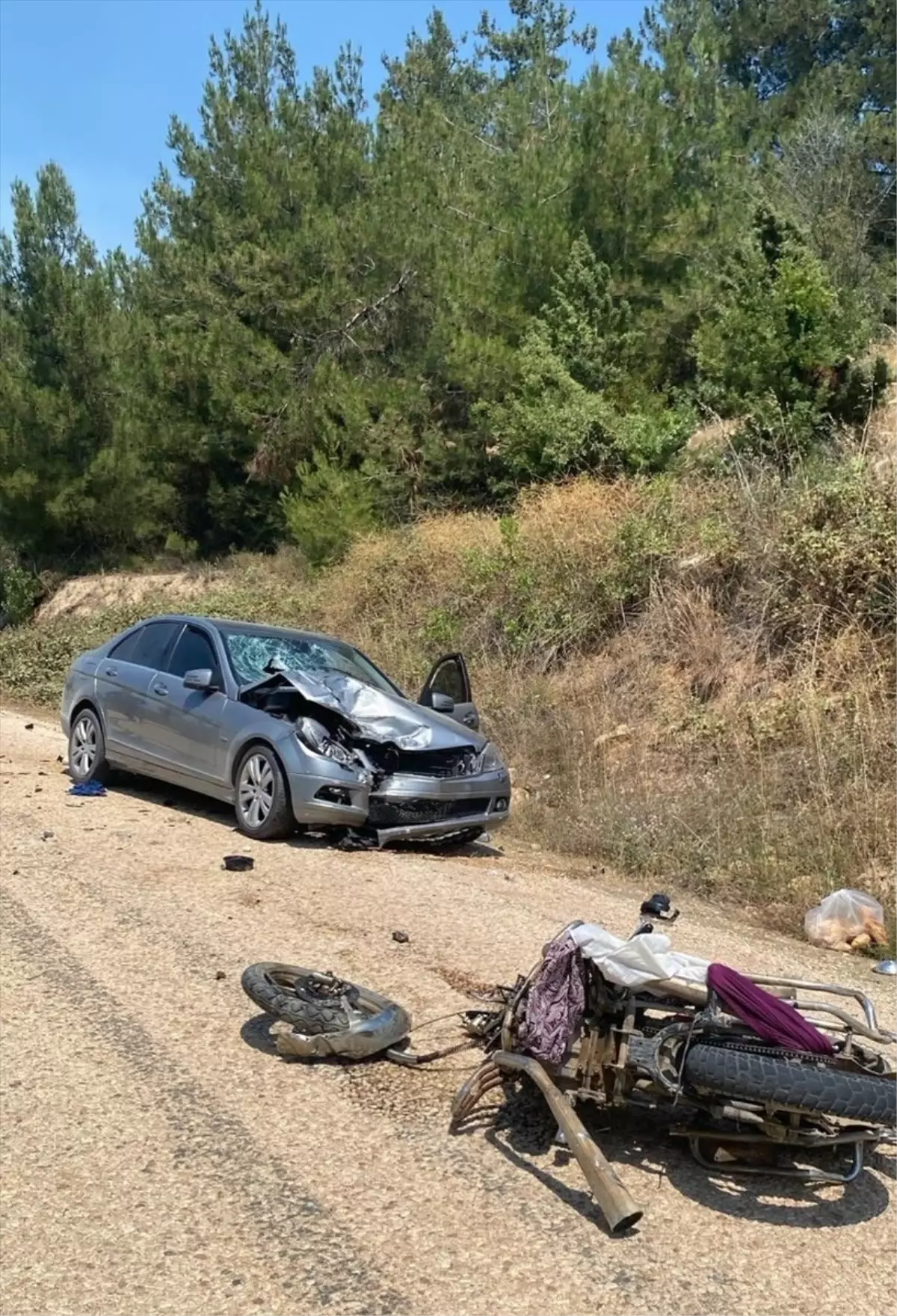 Otomobil ve Motosiklet Çarpıştı: 1 Ölü, 1 Ağır Yaralı