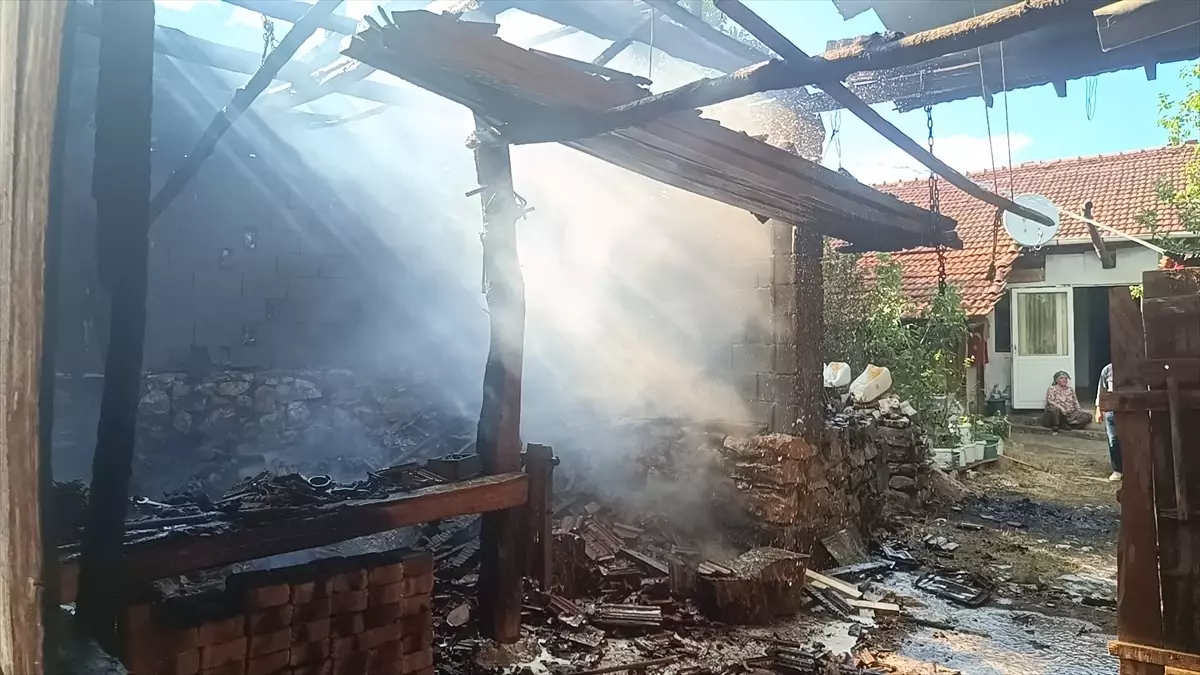 Pazaryeri'nde Samanlık Yangını Kısa Sürede Söndürüldü