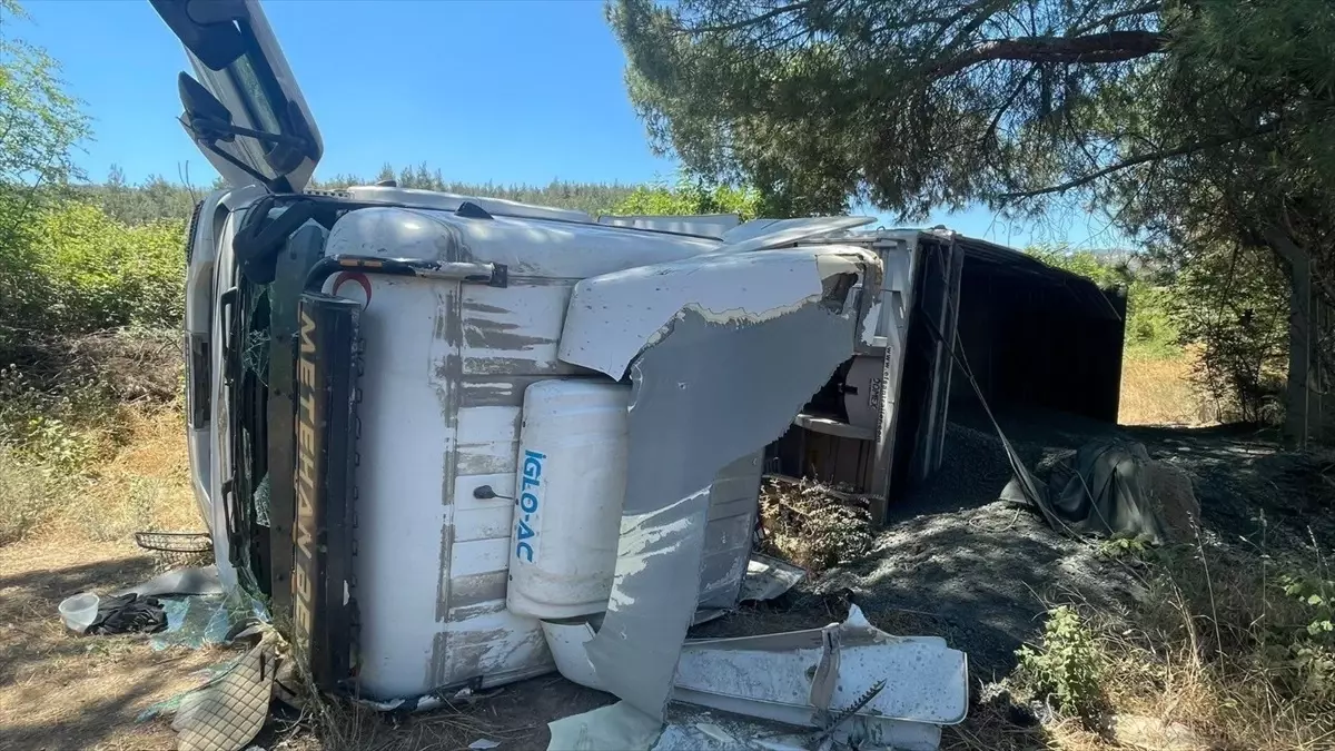 Bilecik'te Tır Devrildi: 2 Yaralı