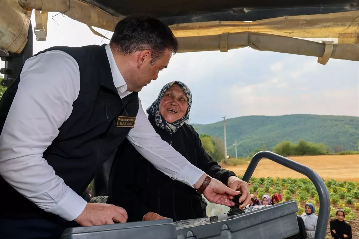 Bilecik Valisi Sözer, İkizce Köyündeki Asfalt Çalışmalarını İnceledi