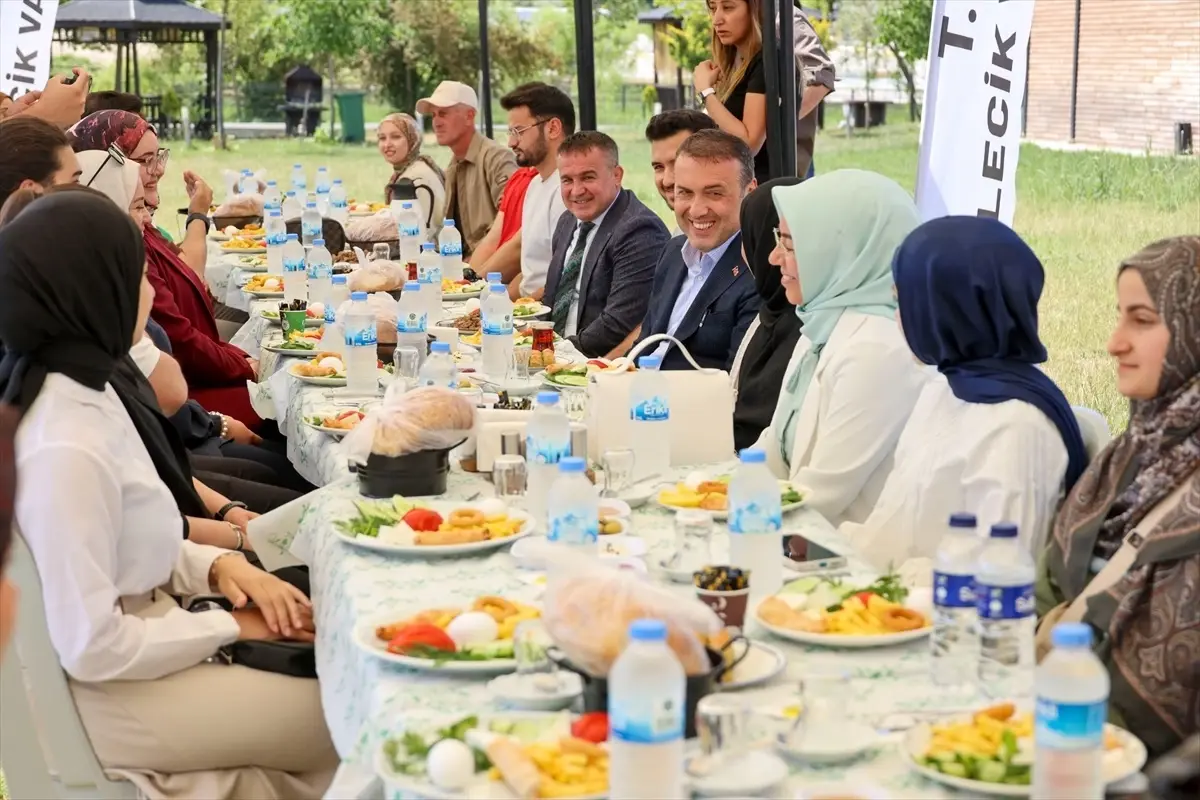 Vali Sözer, Bayramda Üniversite Öğrencileriyle Buluştu