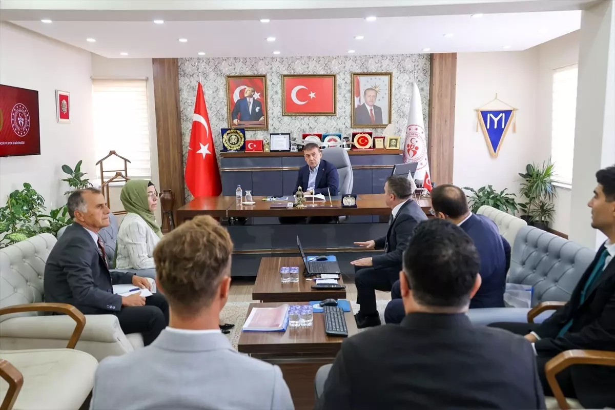 Bilecik Valisi Faik Oktay Sözer Gençlik ve Spor İl Müdürlüğünü Ziyaret Etti