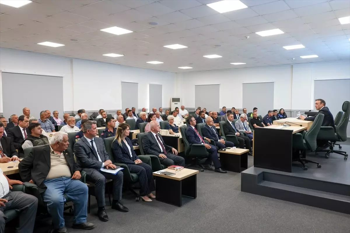 Vali Sözer'den Muhtarlarla Toplantı