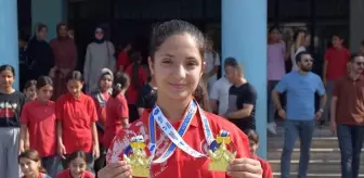 14 Yaşındaki Nehir Özcan, Bilek Güreşi Avrupa Şampiyonası'nda Çifte Altın Madalya Kazandı