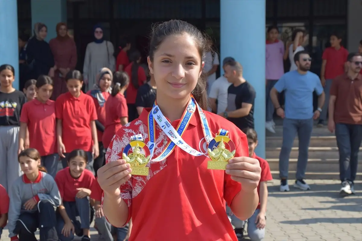 14 Yaşındaki Nehir Özcan, Bilek Güreşi Avrupa Şampiyonası'nda Çifte Altın Madalya Kazandı