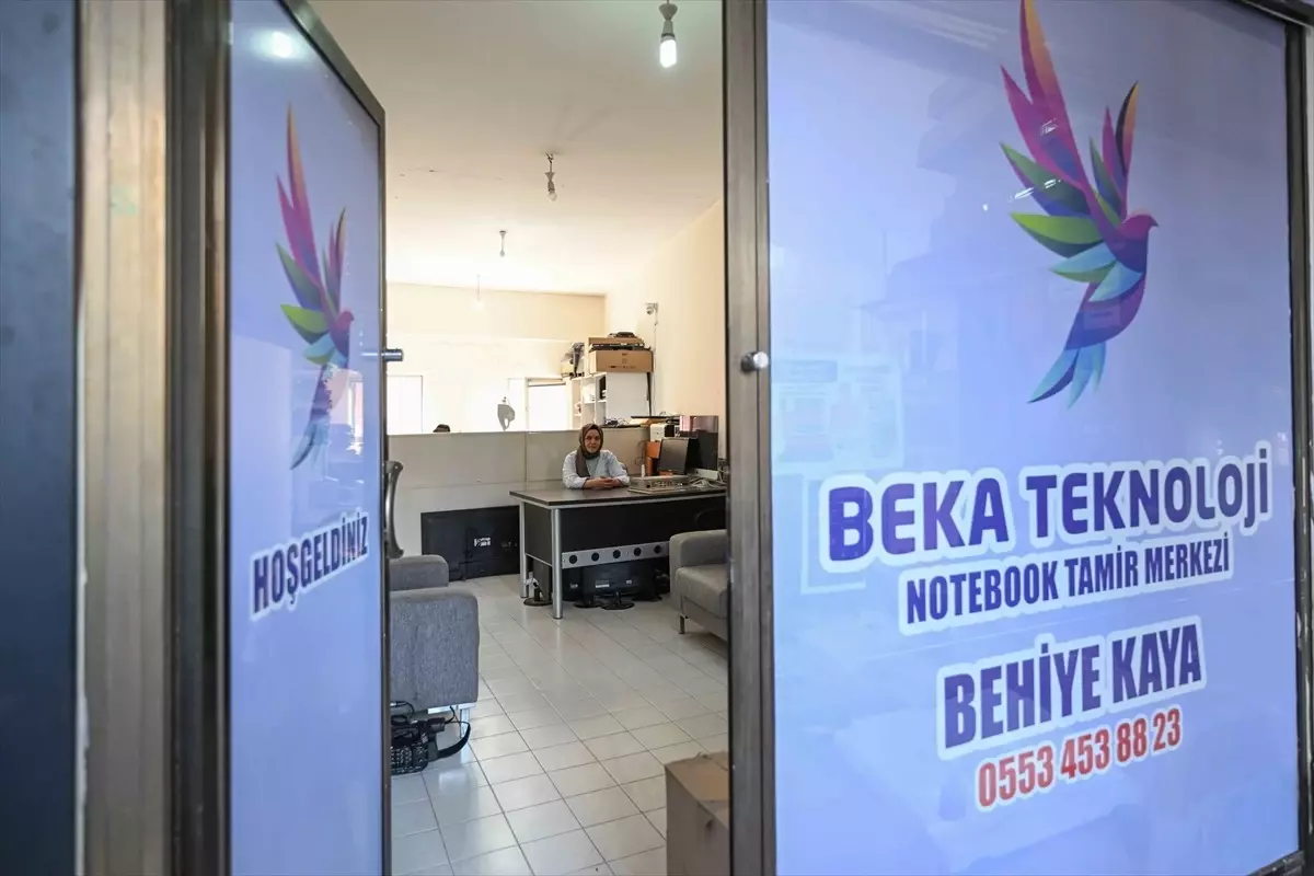 Kadın Elektronikçi Behiye Kaya, Stajyerlere Mesleği Öğretiyor
