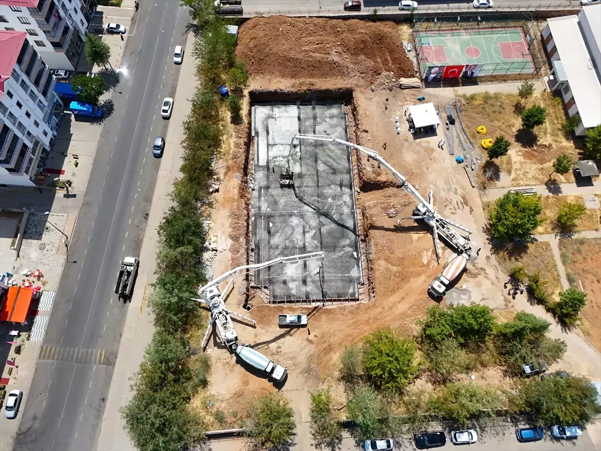 Bingöl'de ağır hasarlı okulların yerine hayırseverlerin desteğiyle yeni eğitim yuvaları inşa ediliyor