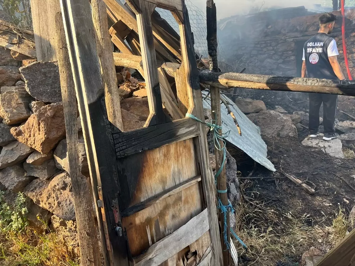 Bingöl'de Ahırda Çıkan Yangın Söndürüldü