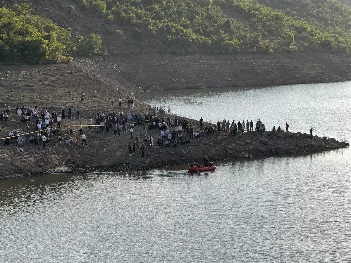 Bingöl'de Barajda Kaybolan 17 Yaşındaki Çocuğun Arama Çalışmaları Devam Ediyor