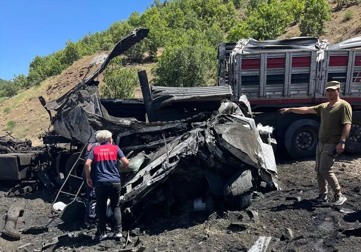 Bingöl'de Demir Tozu Taşıyan Tır Devrildi, Sürücü Hayatını Kaybetti