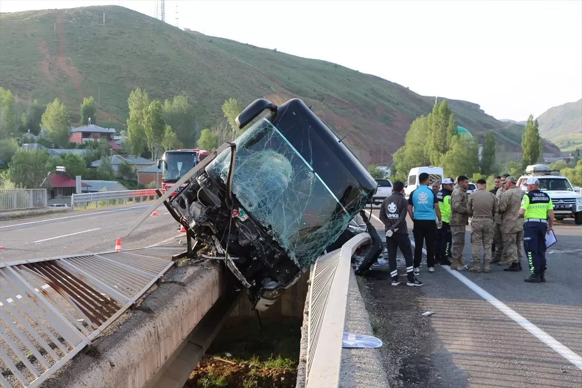 Bingöl'de Yolcu Otobüsü Devrildi: 3 Ağır Yaralı