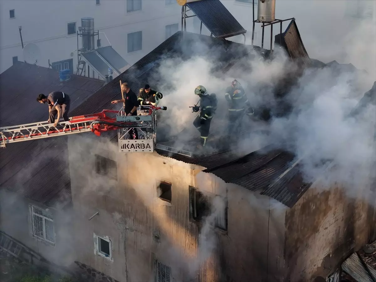 Bingöl'de İki Katlı Binada Yangın Çıktı