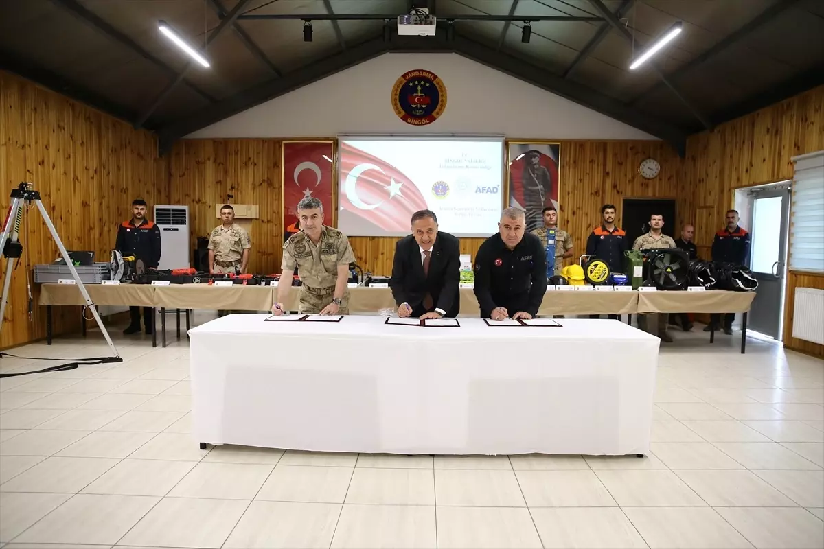 Bingöl'de Jandarma'ya Afet Ekipmanları Teslim Edildi