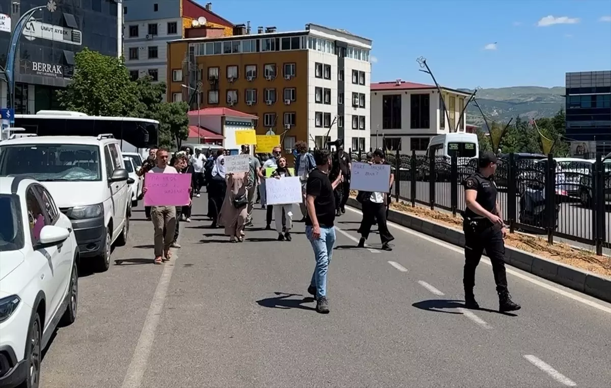 Bingöl'de Mahalle Sakinlerinden Su Kesintisi İçin Yürüyüş