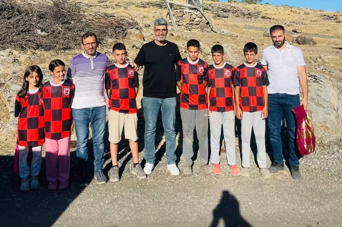 Bingöl'de Dernekten Öğrencilere Eğitim Desteği
