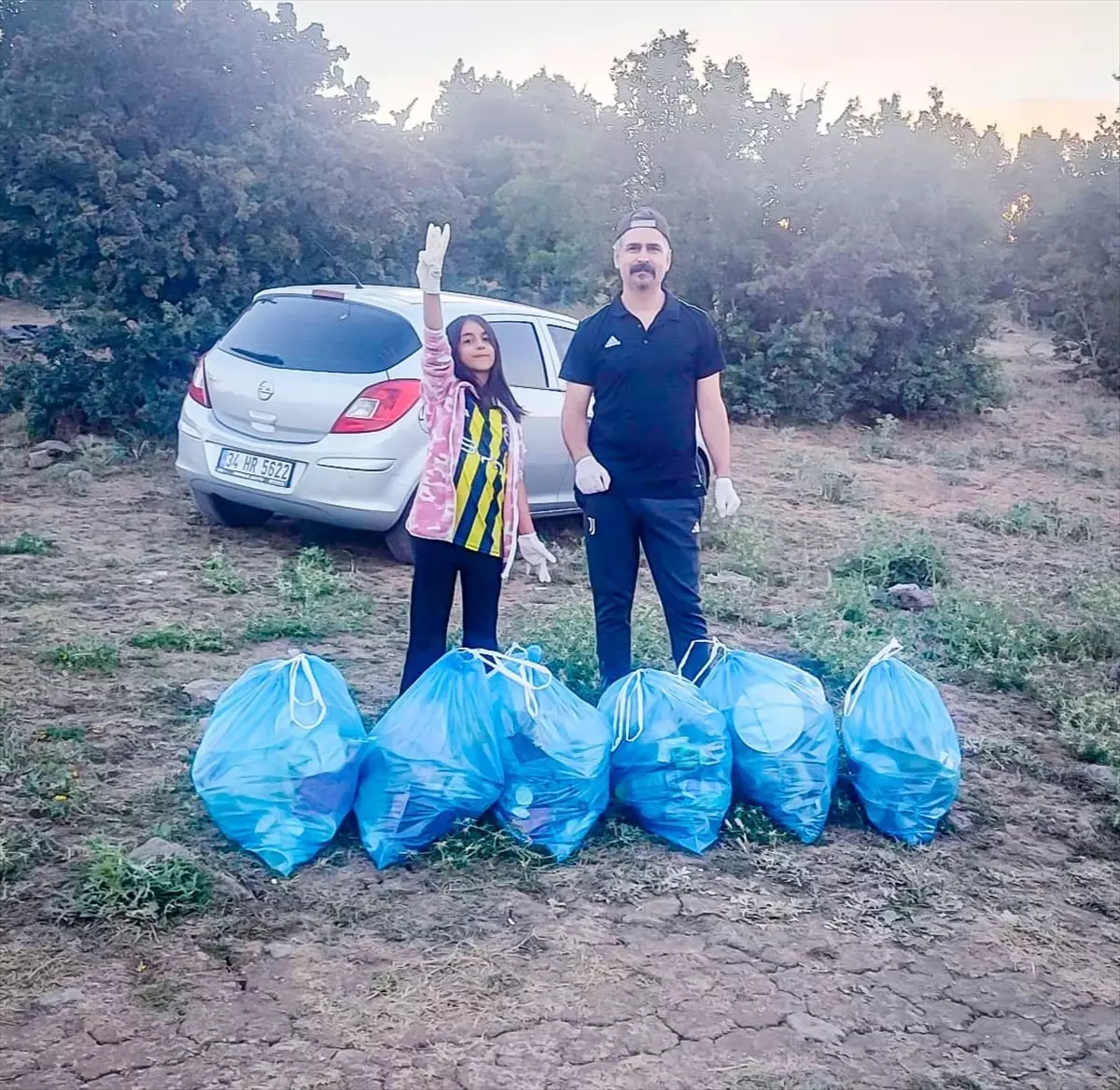 Öğretmen ve Kızı, Doğayı Temizlemek İçin Bir Araya Geldi