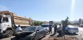 Bingöl'de Otomobil ve Kamyonet Çarpıştı: 1 Yaralı