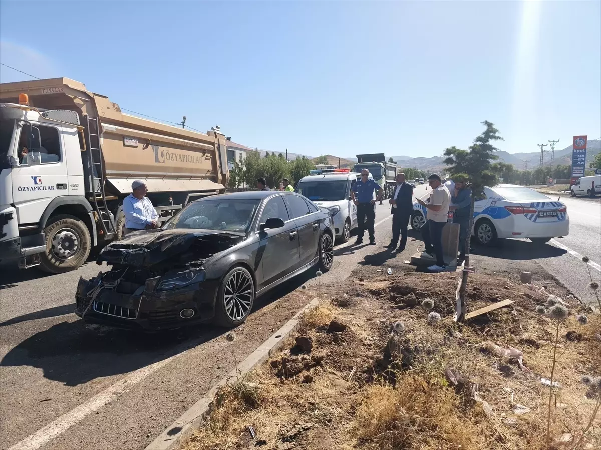 Bingöl'de Otomobil ve Kamyonet Çarpıştı: 1 Yaralı