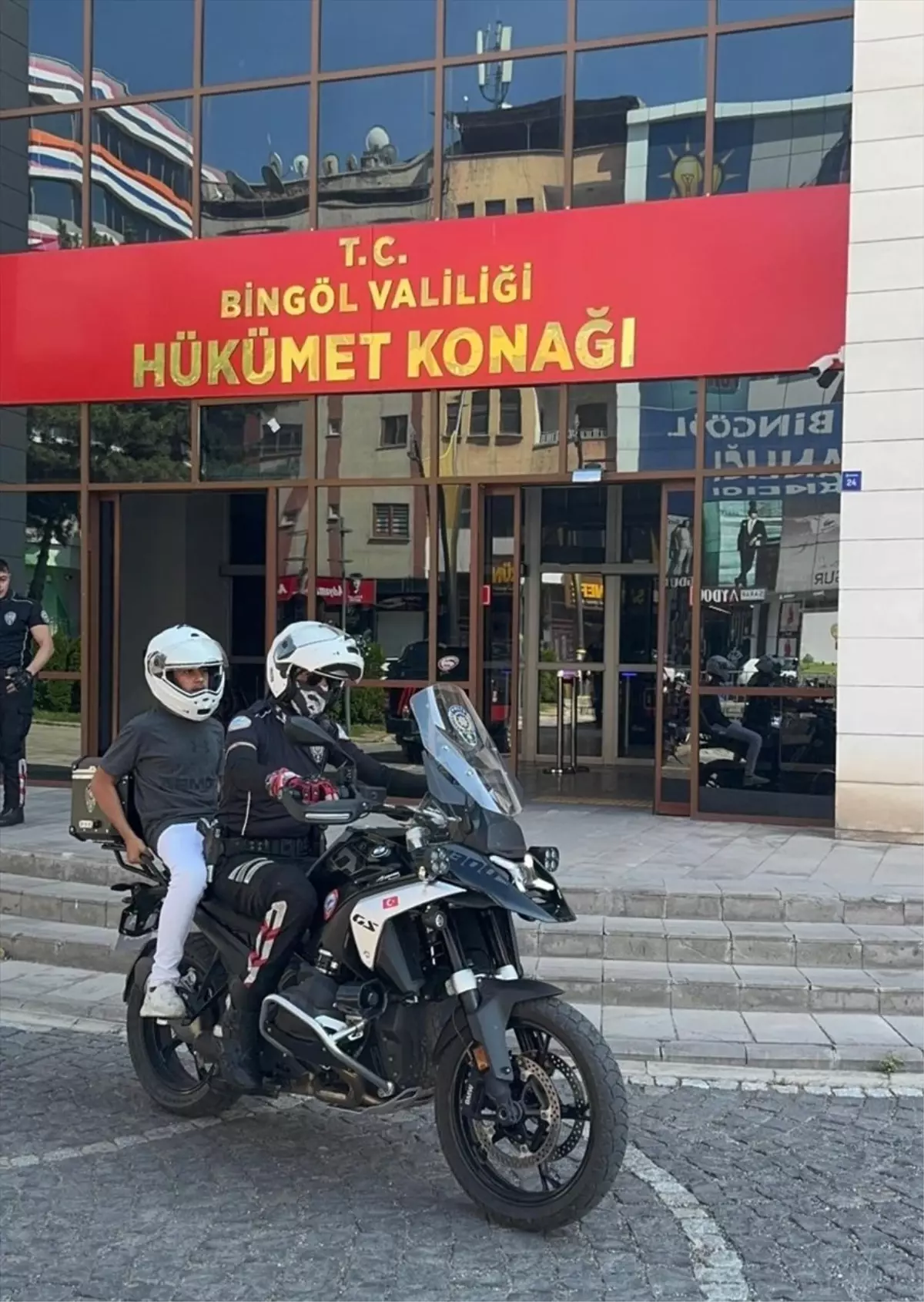 Bingöl'de Polis Öğrencileri LGS Sınavına Yetiştirdi