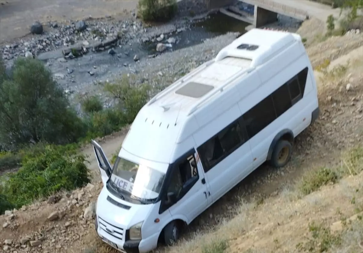 Bingöl'de Minibüs Şarampole Devrildi: 7 Yaralı
