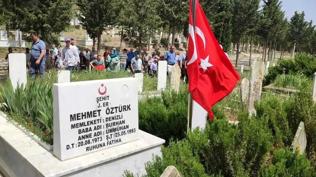 Bingöl'de şehit edilen 33 askerden birisi olan Denizlili er mezarı başında anıldı