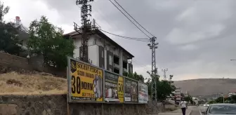 Bingöl'de Şiddetli Rüzgar Reklam Panosunu Devrildi, Bir Kişi Yaralandı