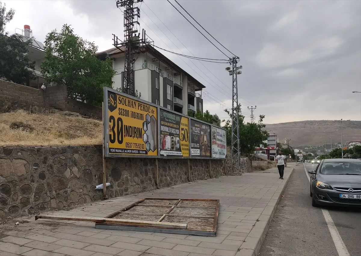 Bingöl'de Şiddetli Rüzgar Reklam Panosunu Devrildi, Bir Kişi Yaralandı