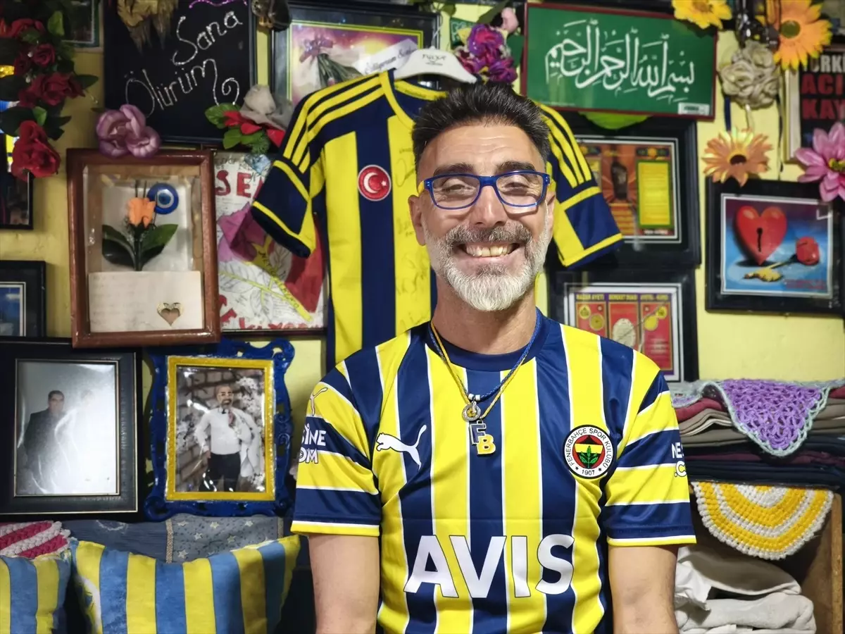 Fenerbahçeli İşitme Engelli Taraftar, Evinin Duvarlarını Sarı Lacivert Renklerle Boyadı