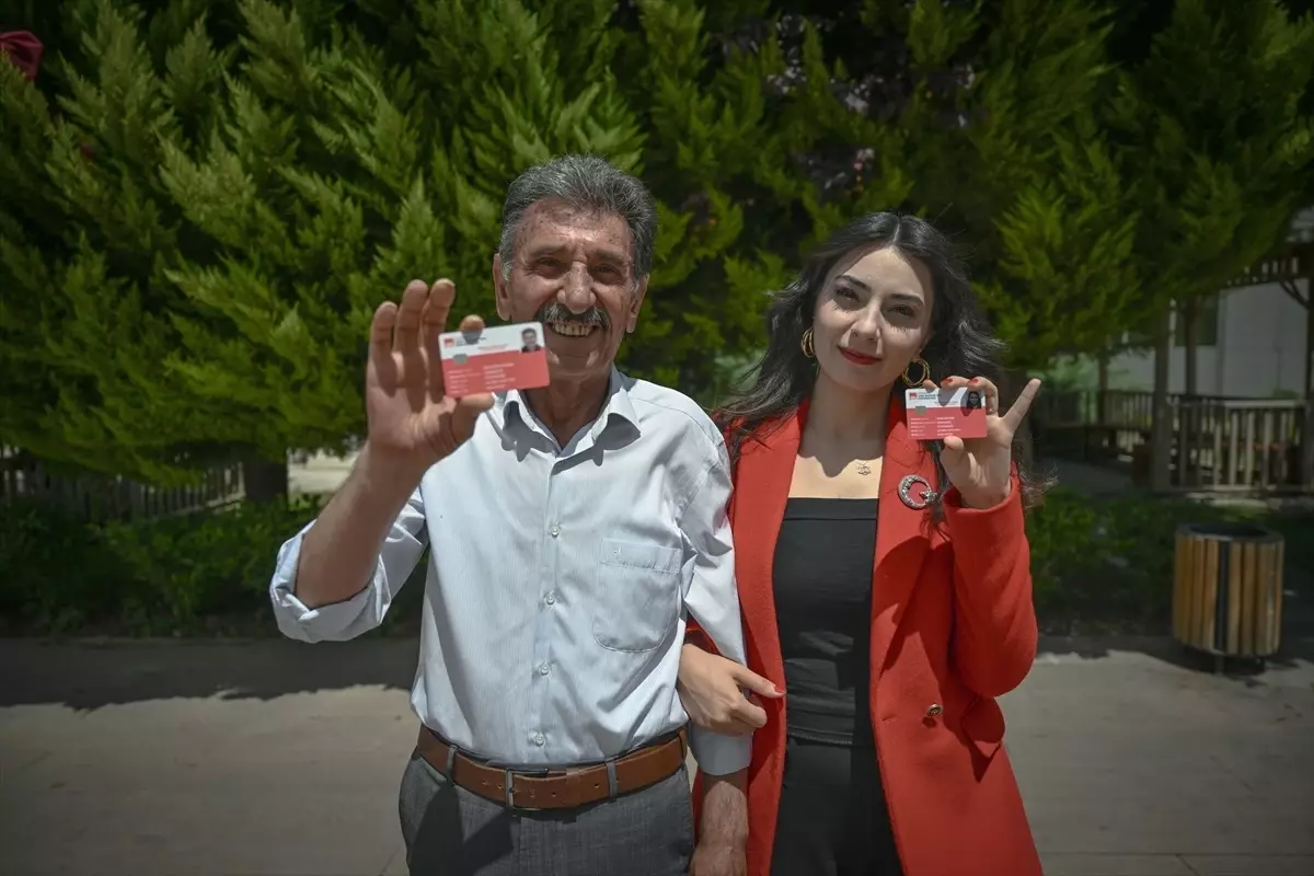 Baba-Kız Üniversite Heyecanı: 50 Yıl Sonra Birlikte Eğitim Alıyorlar