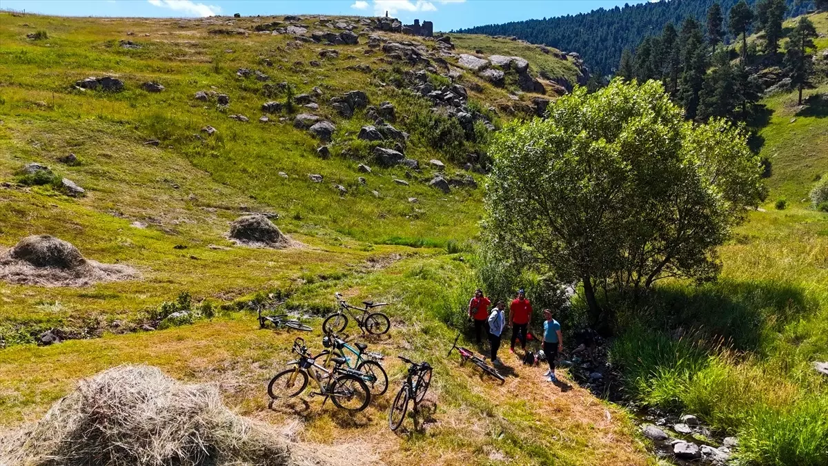 Bisikletçiler 30 Ağustos Zafer Bayramı'nda Kalecik Kalesi'ne Pedal Çevirdi