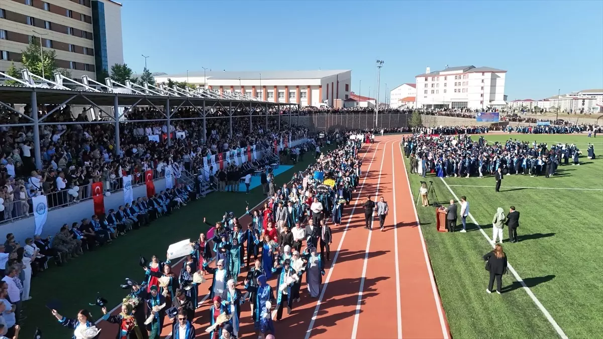 Bitlis Eren Üniversitesi'nde Mezuniyet Sevinci