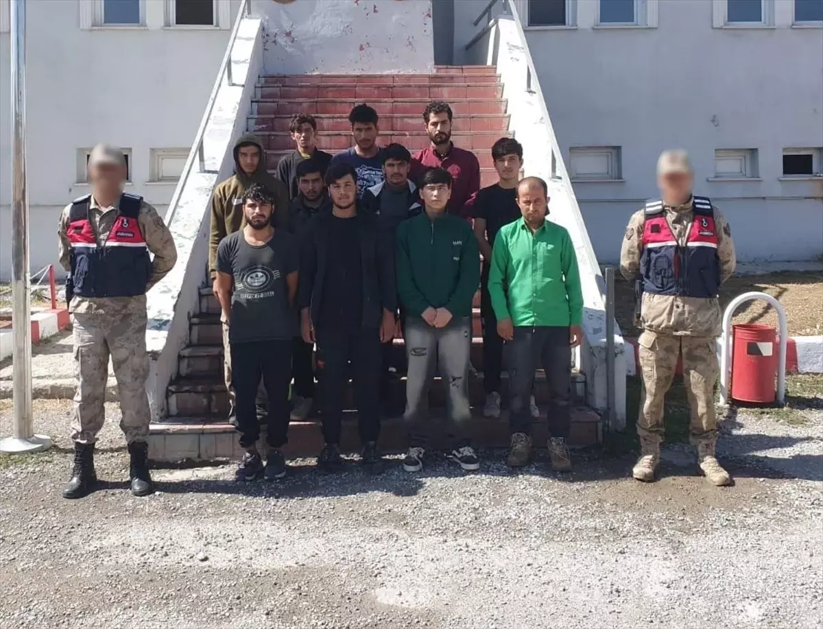 Tatvan'da 11 Düzensiz Göçmen Yakalandı, 2 Şüpheli Tutuklandı