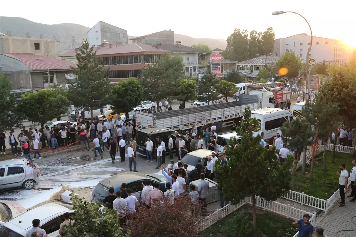 Freni Boşalan Maden Yüklü TIR 11 Araca Çarptı